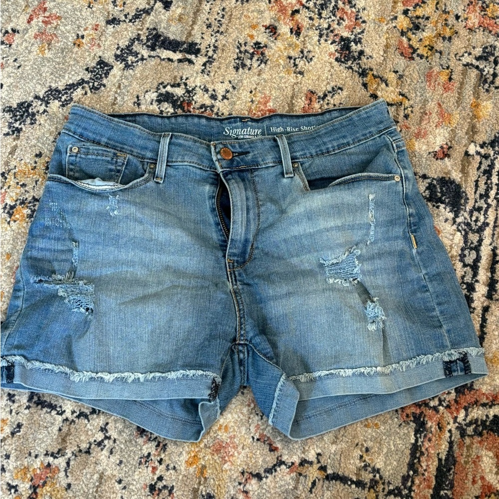 Women’s high-rise signature Levi Strauss jean shorts size 10